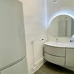 Un Cocon A Deux Pas Du Metro Et Avec Parking Inclus Apartment
